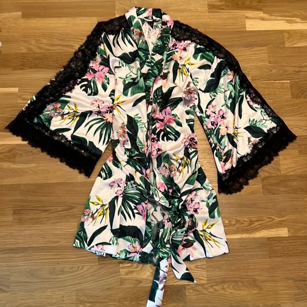VICTORIA’S SECRET floral satin robe